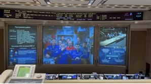 Василий Тихонов в прямой трансляции тепло поприветствовал космонавтов «Союз МС-27»